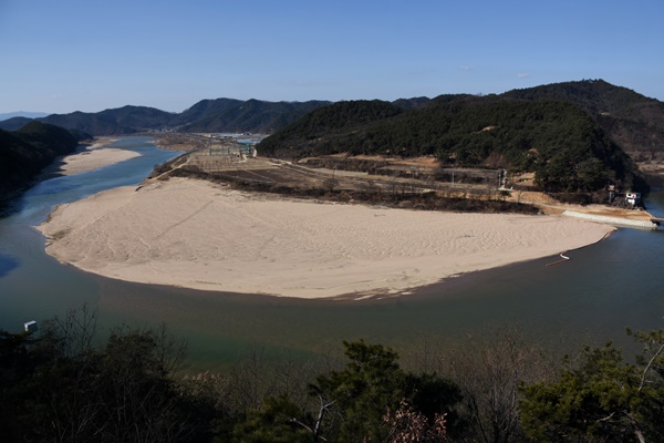 경북 예천군 풍양면 삼강리 주변의 낙동강. 아직 모래톱이 살아있는 예전 모습 그대로의 낙동강이다. 낙동강을 이런 모습으로 되살려야 한다