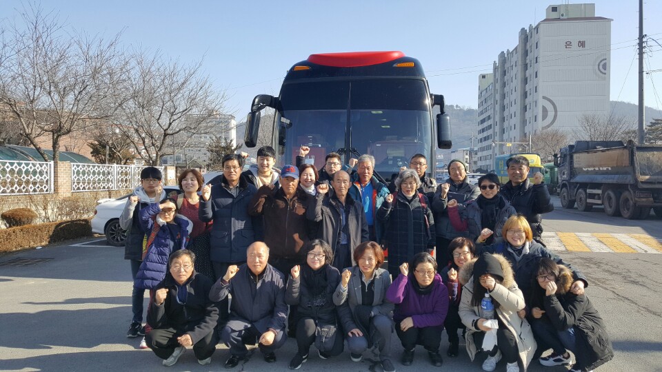 25일 충남 청양에서도 청양군 농민회와 청양군 시민단체회원들이 '17차 범국민 행동의 날'에 참가하기 서울로 상경하기전 결의를 다지고 있다.