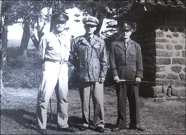 1948년 10월, 송요찬(왼쪽)이 정일권 국방경비대 참모총창(오른쪽), 김영철 해안경비대 참모장(가운데)과 삼성혈에서 찍은 사진이다. 사진은 <제주4?3 사건 진상조사보고서>에서 발췌했다.