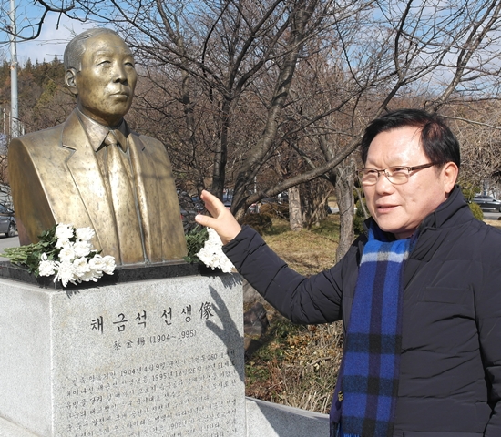  채금석 흉상과 기념비에 대해 설명하는 채정룡 교수
