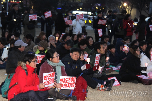 25일 저녁 창원광장에서 열린 '제17차 박근혜 퇴진 경남시국대회'에서 시민들이 촛불을 들었다.