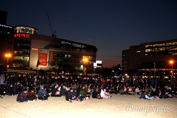 25일 저녁 창원광장에서 열린 '제17차 박근혜 퇴진 경남시국대회'에서 시민들이 구호를 외치고 있다.