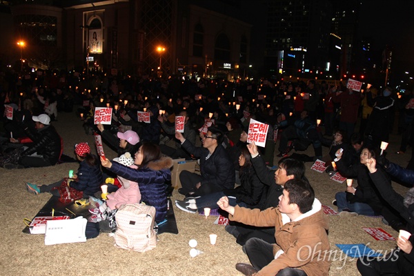 25일 저녁 창원광장에서 열린 '제17차 박근혜 퇴진 경남시국대회'에서 시민들이 구호를 외치고 있다.
