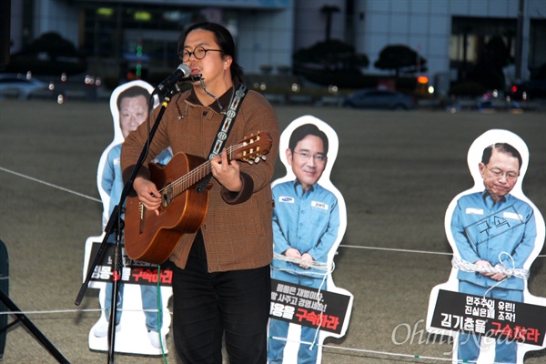 25일 저녁 창원광장에서 열린 '제17차 박근혜 퇴진 경남시국대회'에서 밴드 엉클밥 노순천 리더가 노래를 부르고 있다.