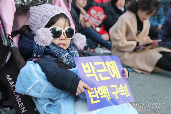 박근혜퇴진 대전운동본부는 25일 오후 대전 서구 갤러리아타임월드 백화점 앞 거리에서 '제14차 박근혜퇴진 대전시민 시국대회'를 개최했다. 이날 집회에는 3000여명의 촛불시민들이 참석해 '특검연장', '조기탄핵', '박근혜 구속'을 외쳤다.