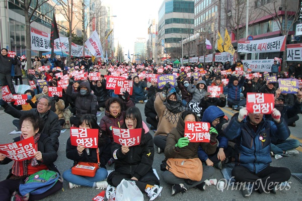 박근혜퇴진 대전운동본부는 25일 오후 대전 서구 갤러리아타임월드 백화점 앞 거리에서 '제14차 박근혜퇴진 대전시민 시국대회'를 개최했다. 이날 집회에는 3000여명의 촛불시민들이 참석해 '특검연장', '조기탄핵', '박근혜 구속'을 외쳤다.