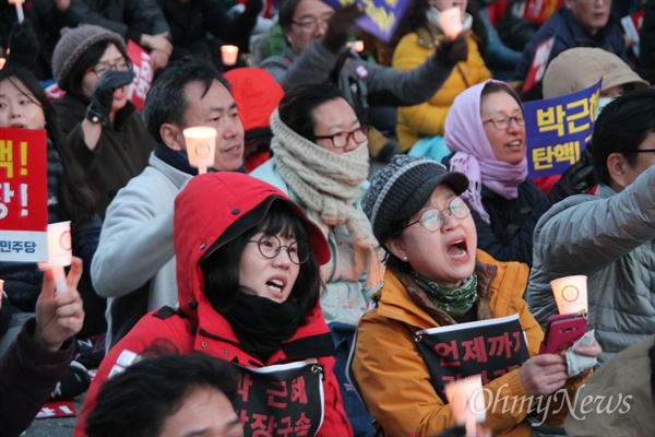 박근혜퇴진 대전운동본부는 25일 오후 대전 서구 갤러리아타임월드 백화점 앞 거리에서 '제14차 박근혜퇴진 대전시민 시국대회'를 개최했다. 이날 집회에는 3000여명의 촛불시민들이 참석해 '특검연장', '조기탄핵', '박근혜 구속'을 외쳤다.