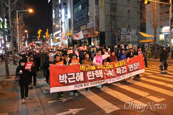 박근혜퇴진 대전운동본부는 25일 오후 대전 서구 갤러리아타임월드 백화점 앞 거리에서 '제14차 박근혜퇴진 대전시민 시국대회'를 개최했다. 이날 집회에는 3000여명의 촛불시민들이 참석해 '특검연장', '조기탄핵', '박근혜 구속'을 외쳤다. 사진은 거리행진 장면.