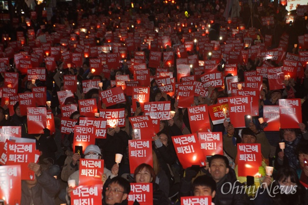 25일 오후 대구에서 열린 박근혜 탄핵 대구시국대회에서 시민들이 '레듴카드'를 들고 박 대통령 즉각 탄핵을 요구했다.