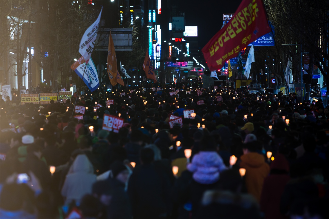 25일(토) 광주 금남로에서 열린 17차 광주시국촛불집회, 자유한국당사(구 새누리당)를 향하는 촛불