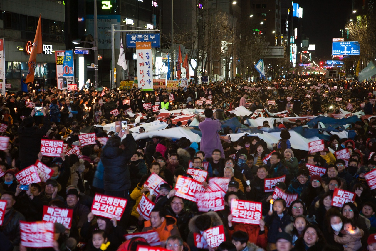  25일(토) 광주 금남로에서 열린 17차 광주시국촛불집회, ‘재벌 구속 처벌!, 적폐 청산!, 자유한국당 해체!’와 수의를 입은 박 대통령, 황교안 권한대행, 우병우 전 민정수석이 그려진 대형 현수막을 펼쳐 찢는 퍼포먼스가 펼쳐졌다.