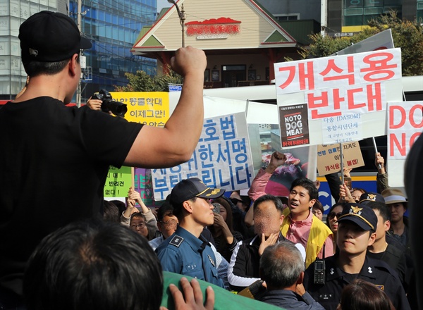  2016년 10월 15일 오후 경기도 성남시 중원구 모란시장 앞에서 개 식용 찬반을 놓고 동물보호단체와 식용견 관련사업 종사자들이 또 충돌했다. 동물보호단체 '다솜' 회원 20여명이 '개 식용 반대' 등이 적힌 손팻말을 들고 집회를 열자 맞은 편에서 식용견 종사자들이 "영업 방해 말라", "개고기 합법화하라" 등의 구호를 외치며 맞불 시위를 벌이고 있다. 