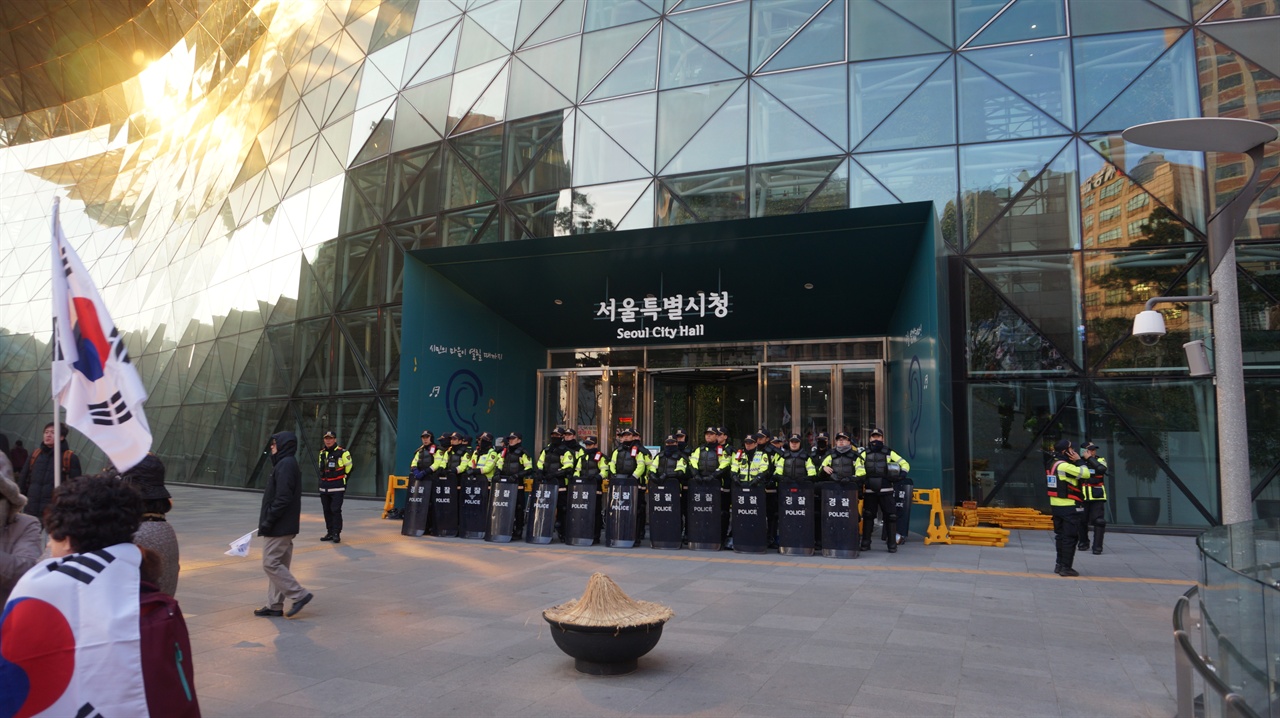 경찰관들이 서울시청 앞에서 대기하고 있다.