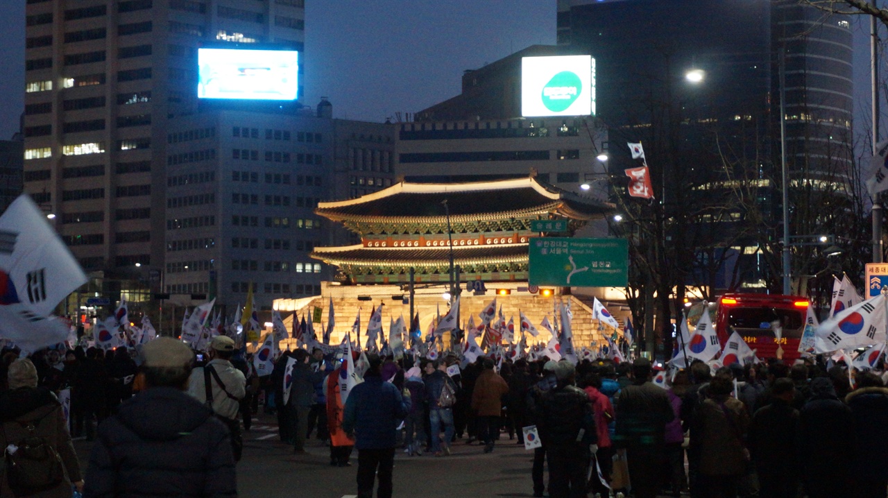 집회 참가자들이 숭례문으로 향하고 있다.