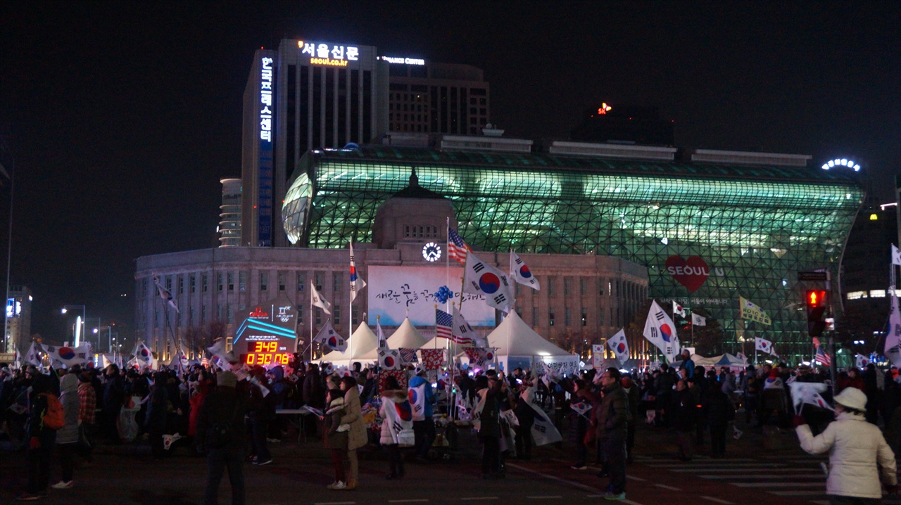 행진을 마치고 다시 서울광장에 모여든 사람들.