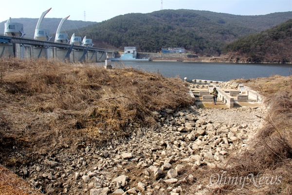 물이 흘러야 할 낙동강 창녕합천보 좌안 어도가 말라 있다. 최근 한국수자원공사는 보에 대해 펄스형 방류를 해 수위가 낮아졌고, 이에 어도가 말라버렸다.