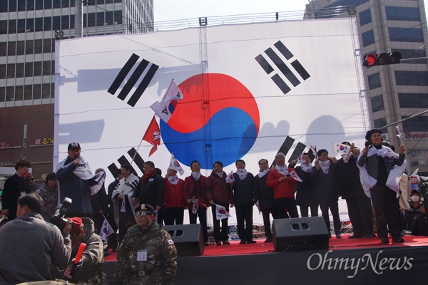  박근혜 대통령의 탄핵을 반대하는 태극기 집회가 26일 오후 대구시 중구 중앙로 대중교통전용지구에서 자유한국당 국회의원들이 대거 참가한 가운데 열렸다.