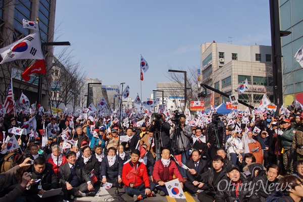  박근혜 대통령 탄핵 기각을 요구하는 태극기 집회가 26일 오후 대구시 중구 중앙로 중앙로역네거리에서 대구역네거리 사이에서 5000여 명이 모인 가운데 열렸다.