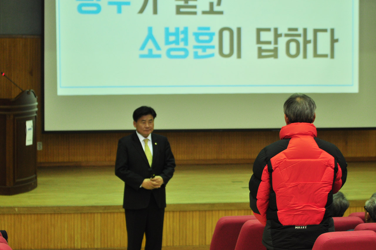  지난 25일 광주갑 소병훈 국회의원(더민주) 20대 국회 첫 의정보고회에서 질문을 받고 있는 소병훈 의원