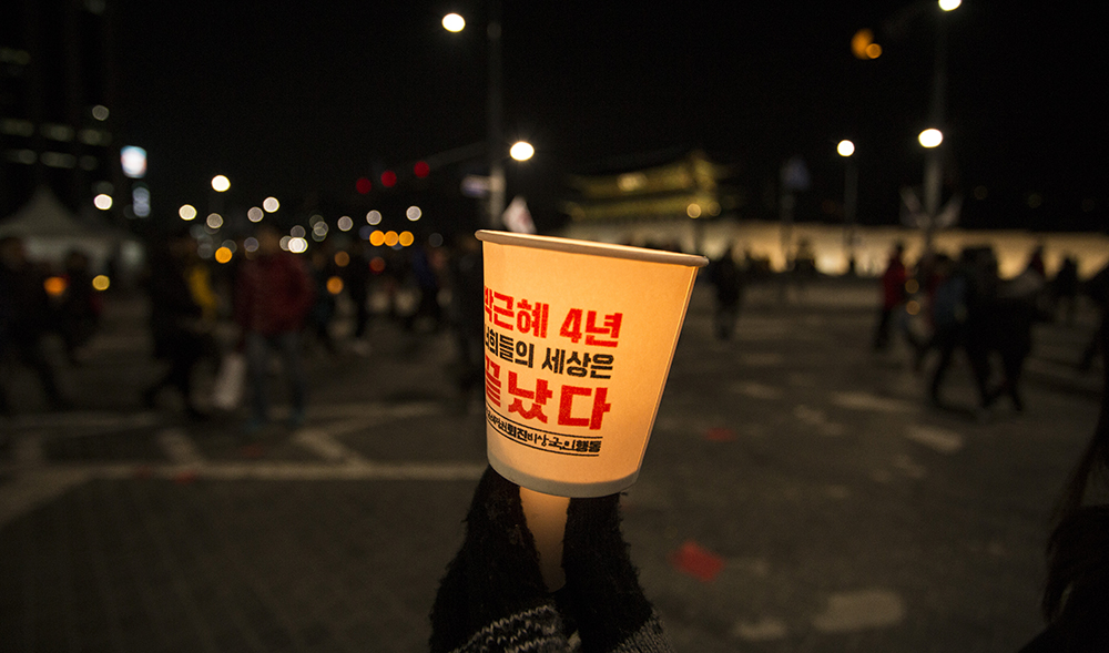 25일 서울 광화문 일대에서는 시민들이 촛불을 들고 박 대통령 탄핵 인용을 촉구했다. 