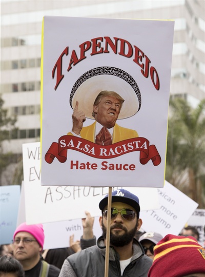 지난 2월 17일 미국 캘리포니아 로스앤젤레스에서 이민자의 날을 맞아 트럼프 대통령의 반이민자 정책에 항의하는 피켓을 든 시위대가 행진하고 있다. 