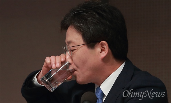 대선출마를 선언한 유승민 바른정당 의원이 27일 오전 서울 중구 프레스센터에서 열린 관훈토론에서 물을 마시고 있다.