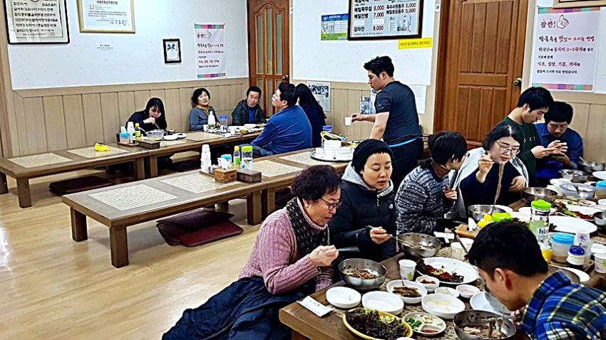 영광정막국수 임동창 풍류학교의 송도영 씨와 풍류학교 가족들이 영광정막국수에서 양양의 별미 중 하나인 막국수를 맛보고 있다. 풍류학교 가족은 양양시장의 범부젓갈과 문어, 오색의 토박이식당 토박이정식 등 강원도의 맛을 즐긴다.