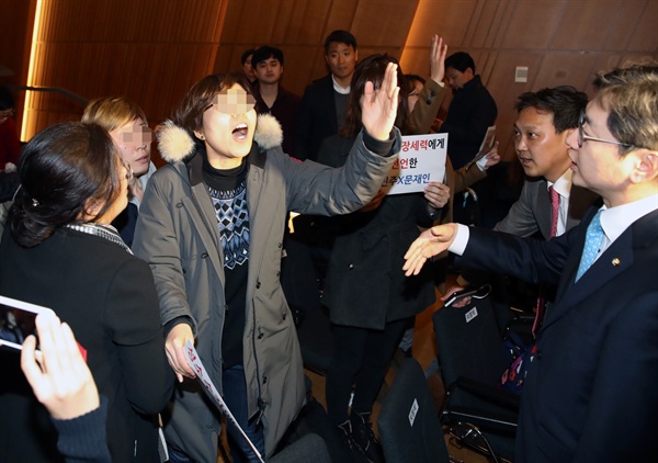 지난 16일 오후 서울 중구 페럼타워에서 더불어민주당 문재인 전 대표가 주도하는 '대한민국 바로세우기 제7차 포럼'이 '새로운 대한민국, 성평등으로 열겠습니다'를 주제로 열렸다. 성소수자 단체 회원들이 성소수자 보호 등의 내용을 담은 '차별금지법' 제정에 대해 사실상 반대 뜻을 밝힌 문 전 대표를 규탄하며 소리치고 있다. 