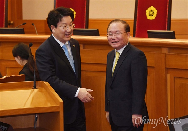 27일 오후 서울 종로구 재동 헌법재판소 대심판정에서 열린 박근혜 대통령 탄핵심판사건 최종변론에서 권성동 국회소추위원장과 박근혜 대통령 법률대리인 이동흡 변호사가 이야기를 나누고 있다.