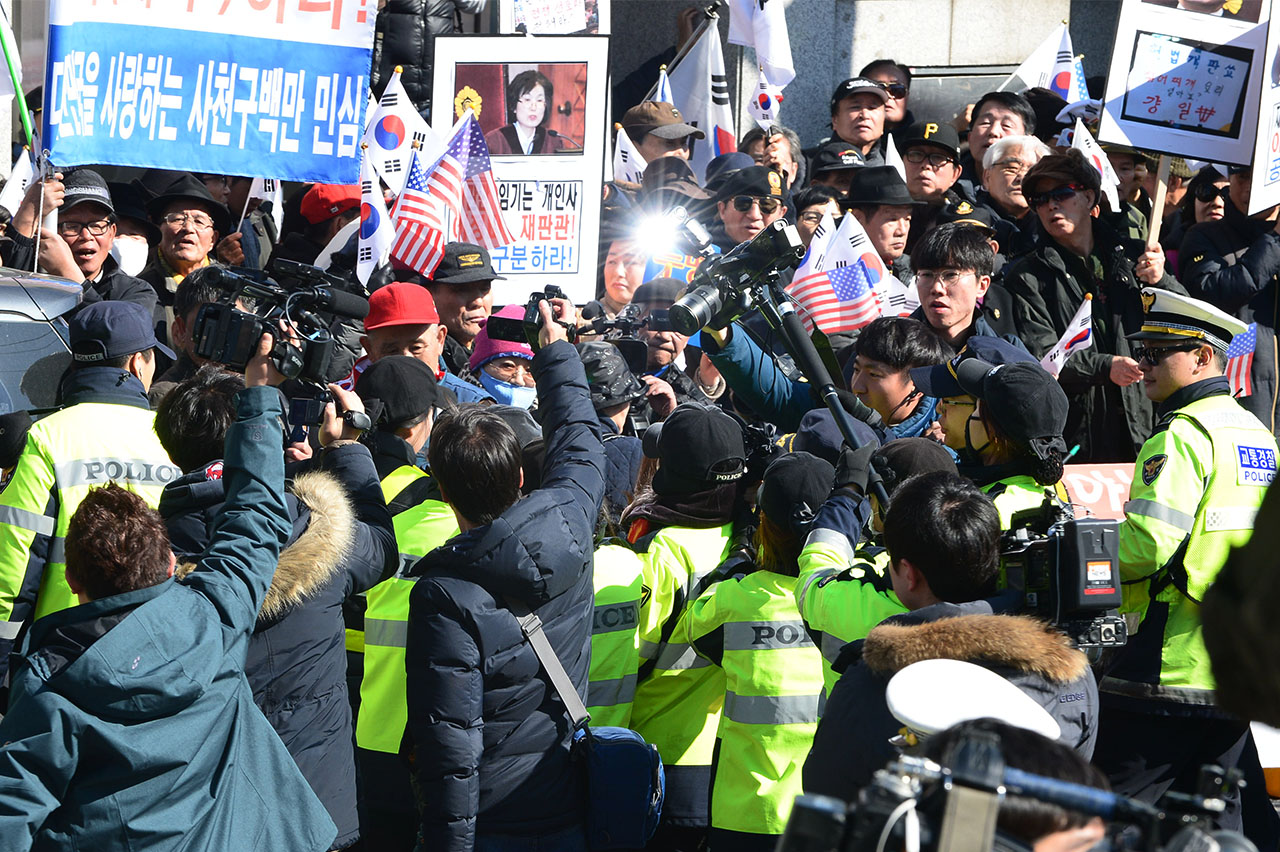  박근혜 대통령 지지자들이 박 대통령 탄핵심판 최종변론기일인 27일 오후 서울 종로구 재동 헌법재판소 정문 앞에서 '탄핵 각하' 등의 구호를 외치며 시위를 벌이다 경찰에 의해 강제 이동조치를 당하고 있다.