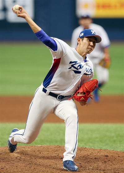  지난 25일 오후 서울 구로구 고척스카이돔에서 열린 2017 월드베이스볼클래식(WBC) 한국과 쿠바 대표팀의 평가전. 한국 대표팀의 세번째 투수 이대은이 역투하고 있다. 