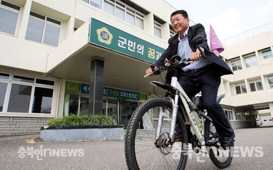 김상봉 진천군의회 의원은 자가용 대신에 자전거를 타고 다닌다. 공무원노조 해직자 출신인 그는 전국최초로 지방의원의 청렴도를 강조한 ‘의원행동강령조례’를 발의해 국민신문고대상 국무총리상을 수상하기도 했다.