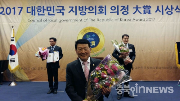 28일 김상봉 진천군의원이 대한민국자치TV가 주관한 2017대한민국의정대상을 수상했다.