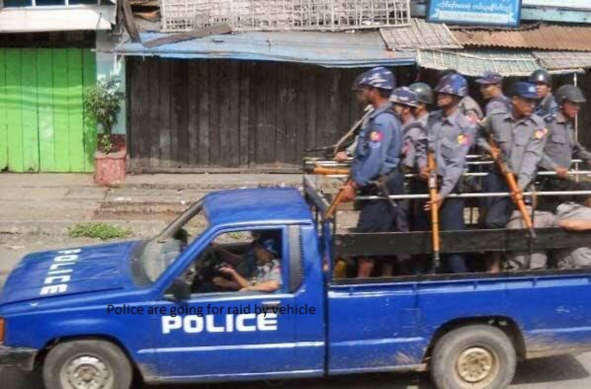 미얀마 아라칸주 로힝야 거주 마을에 진입하고 있는 미얀마 무장경찰들