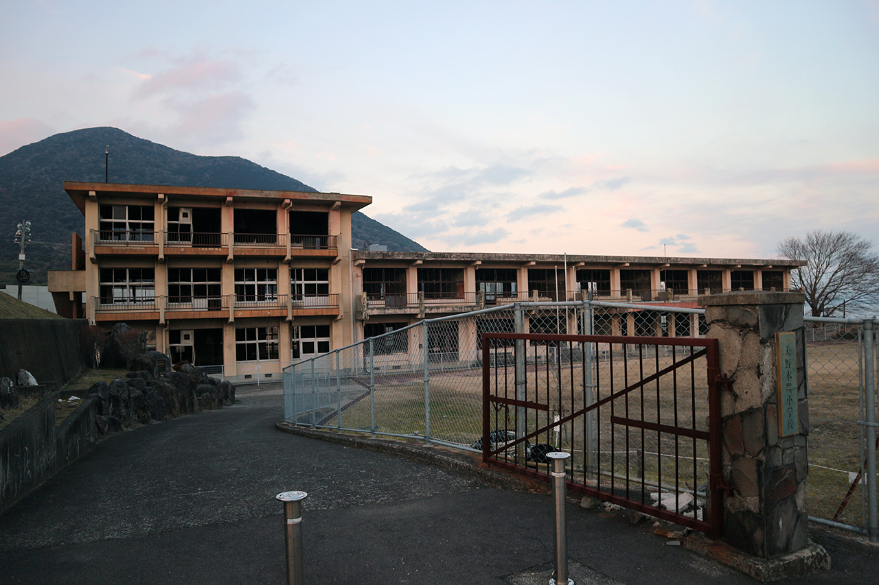 폐허가 된 오노코바초등학교 
