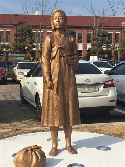  진주교육지원청 뜰에 일본군위안부 기림상인 '평화기림상'이 세워졌고, 제막식이 3월 1일 열린다.