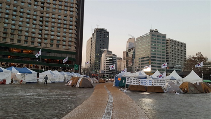 극우단체들이 서울광장에 무단으로 설치한 천막들.
