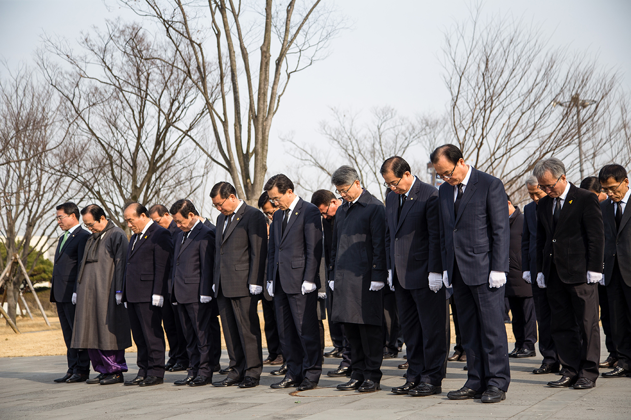  3.1절인 1일 오전 광주 서구 상무시민공원내 광주독립운동기념탑을 찾아 헌화와 분향을 한 뒤 참배를 하고 있는 광주시장, 교육감, 지자체장들