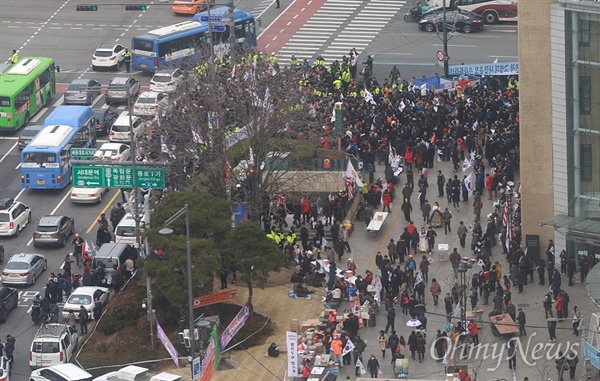  박근혜 탄핵심판 기각 요구 기독교 집회 지켜보는 시민들 제98주년 3·1절인 1일 오전 서울 종로구 세종로네거리에서 박근혜 탄핵심판 기각을 요구하는 기독교 집회가 진행되자, 친박단체와 시민들이 대형모니터를 통해 이를 지켜보고 있다.