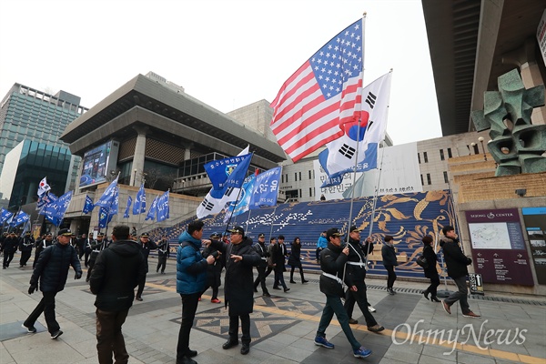 3.1절 기념식장앞 지나는 태극기와 성조기 1일 오후 서울 광화문네거리 부근에서 박근혜 대통령 탄핵기각을 촉구하는 탄기국, 박사모 등 친박단체의 집회가 예정된 가운데, 태극기와 성조기를 앞세운 예비역 단체 회원들이 정부주관 3.1절 기념식이 열리는 세종문화회관앞을 지나고 있다.