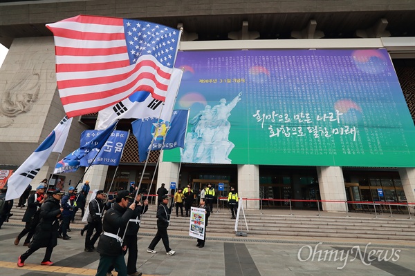 [오마이포토] 3.1절 기념식장앞 지나는 태극기와 성조기 