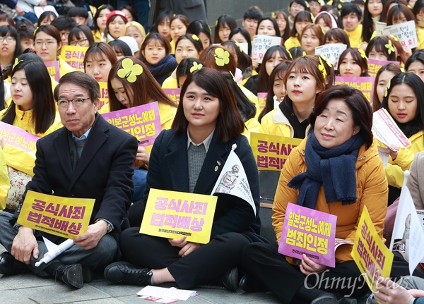 98주년 3.1절을 맞은 1일 오후 서울 종로구 중학동 일본대사관앞에서 열린 일본군위안부 문제 해결을 위한 제1272차 수요집회에서 참석자들이 '2015 한일위안부협정 무효' '일본정부의 공식사죄와 법적배상' '일본군성노예제 범죄인정' '윤병세 외교부장관해임' 등을 요구했다. 정운찬 전 총리와 정의당 대선후보 심상정 의원이 수요시위에 참석하고 있다.