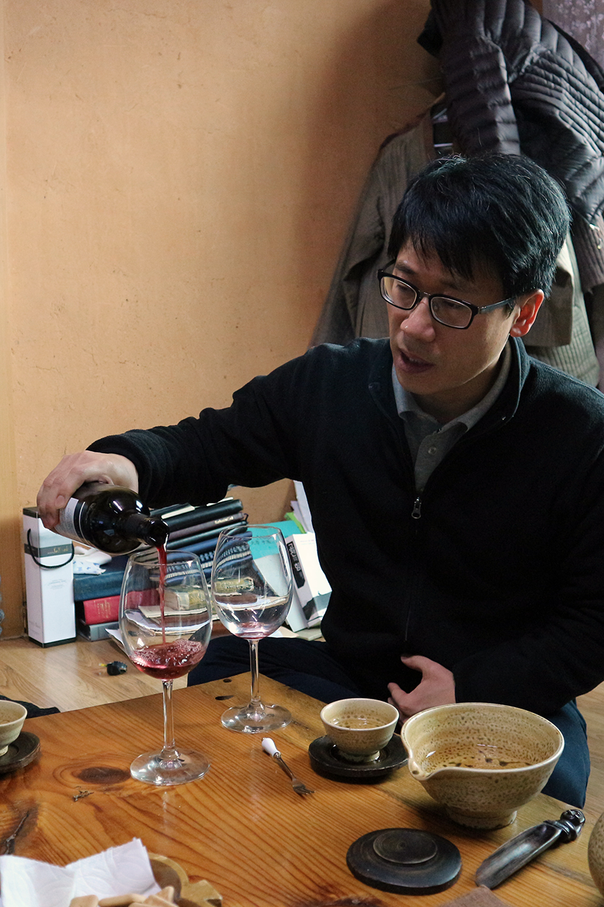 김준원 산내들와인 대표가 소백산 산향기 와인을 따르고 있다.