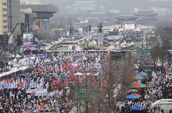지난해 3월 1일 오후 서울 광화문네거리에서 대통령탄핵 기각을 위한 국민총궐기운동본부(탄기국) 주최로 열린 박근혜 대통령 탄핵 반대 집회에서 참가자들이 태극기와 성조기를 흔들고 있다