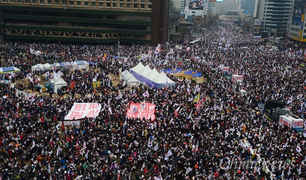 1일 오후 서울 광화문네거리에서 대통령탄핵 기각을 위한 국민총궐기운동본부(탄기국) 주최로 열린 박근혜 대통령 탄핵 반대 집회에서 참가자들이 태극기와 성조기를 흔들고 있다