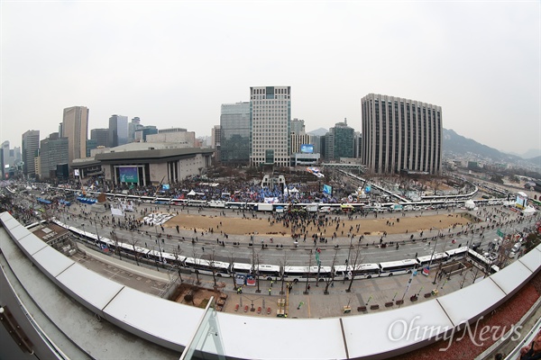 1일 오후 서울 광화문광장에서 박근혜퇴진 촉구 제18차 범국민행동의 날 집회가 준비되는 가운데, 광장 주변 광화문네거리, 세종문화회관앞, 세종로공원에서 박근혜 탄핵기각을 요구하는 탄핵기각을 위한 국민총궐기운동본부(탄기국) 주최 집회가 열리고 있다. 경찰이 차벽으로 광화문광장을 에워싸 충돌을 막고 있다.