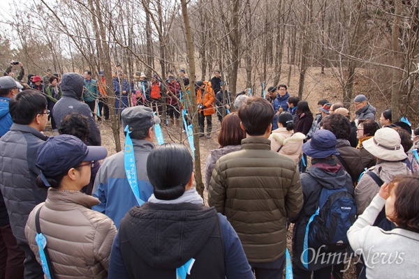 원불교 교도 100여 명은 1일 오후 사드 배치가 예정된 경북 성주군 롯데골프장 안에서 구도의 길을 걷고 기도를 올렸다.