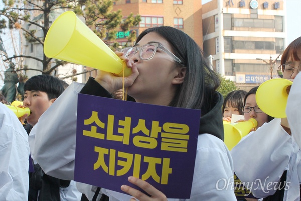 3·1평화대회가 1일 오후 초량동 일본영사관 앞에서 진행됐다. 1000여 명의 시민은 소녀상 이전을 요구하는 외교부와 일본 정부를 규탄하고, 삼일절의 의미를 되새겼다.  