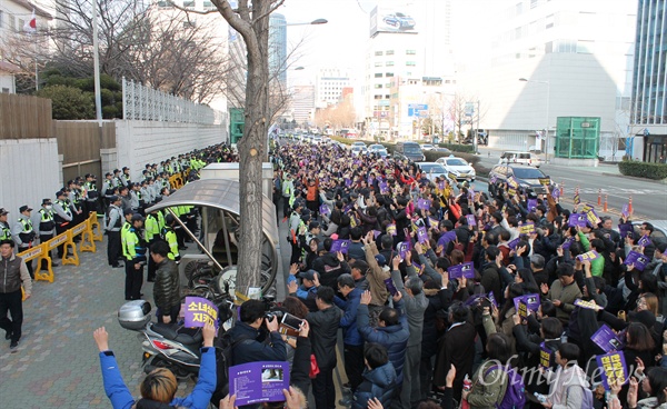 3·1평화대회가 1일 오후 초량동 일본영사관 앞에서 진행됐다. 1000여 명의 시민은 소녀상 이전을 요구하는 외교부와 일본 정부를 규탄하고, 삼일절의 의미를 되새겼다.  