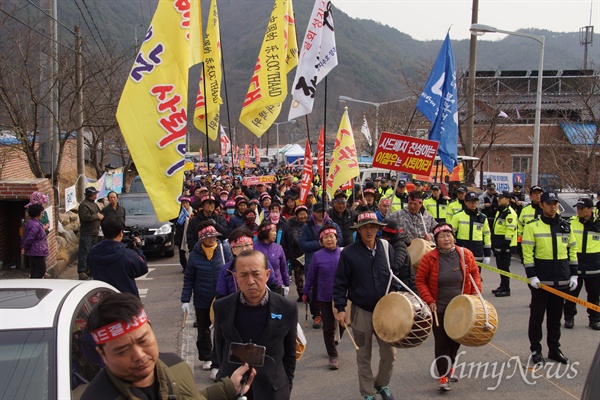 성주와 김천 주민 300여 명은 1일 오후 소성리 마을회관 앞에서 롯데골프장 인근까지 거리행진을 벌이며 사드 반대를 외쳤다.